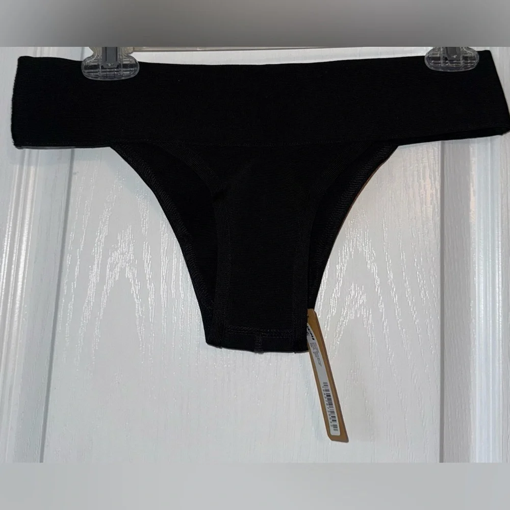 SKIMS NWT Black Cheeky Bikini Bottom Seamless Swim Size M